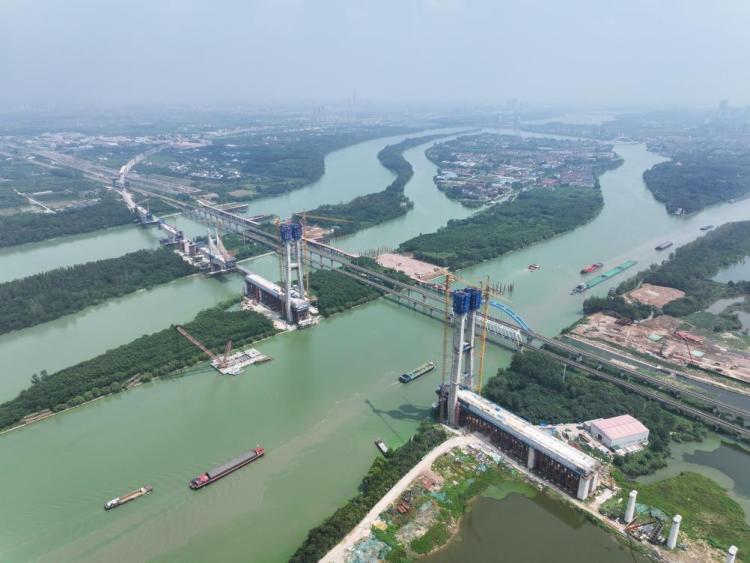 沪渝蓉高铁跨京杭运河斜拉桥主塔封顶_fororder_20250807_091706_002