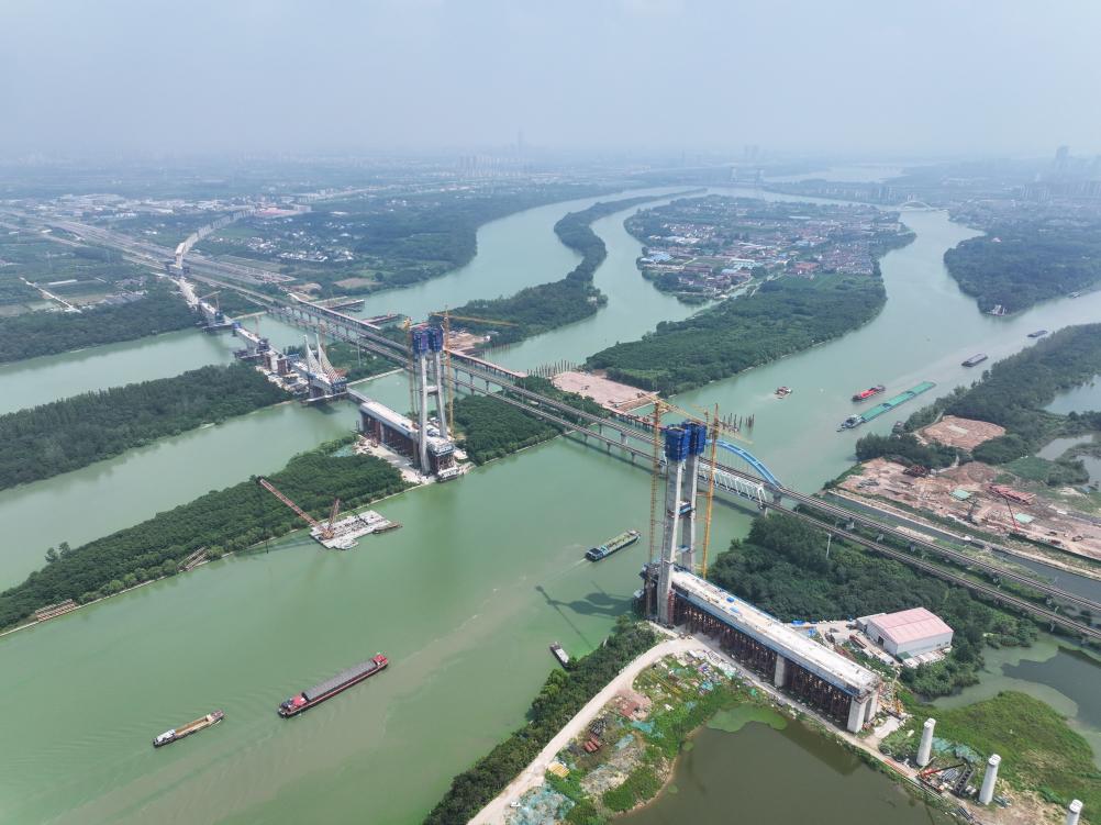 沪渝蓉高铁跨京杭运河斜拉桥主塔封顶_fororder_20250807_091706_002