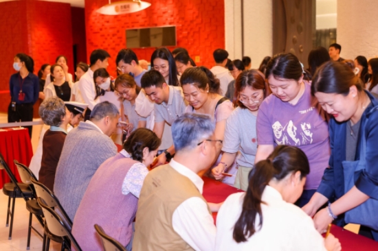 创造性致敬经典IP歌颂爱情史诗 话剧版《父母爱情》在南京温情上演_fororder_20250615_130934_batch_2_1749964233544