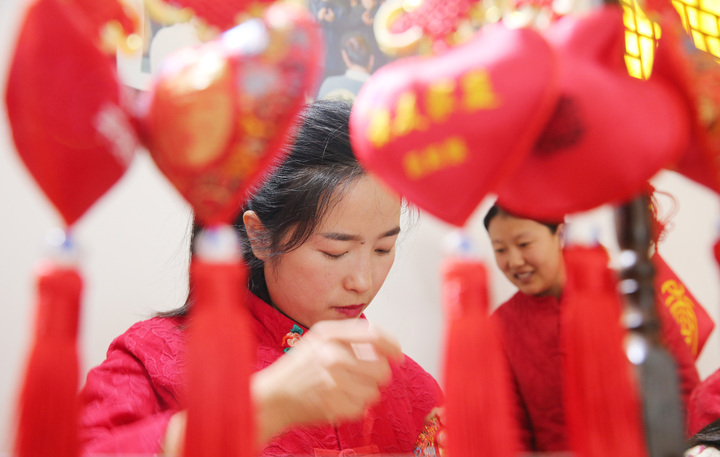 一针一线“绣活”振兴路 马庄香包“守艺”逐“新潮”_fororder_bnxEe6uby7qiZLbJhoP8t8jO