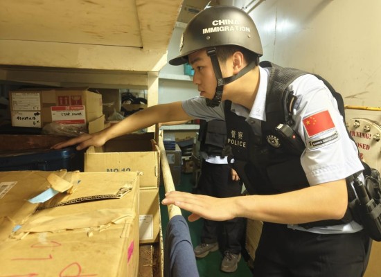 50℃高温机舱执勤！移民管理警察无惧“烤”验_fororder_图片 3