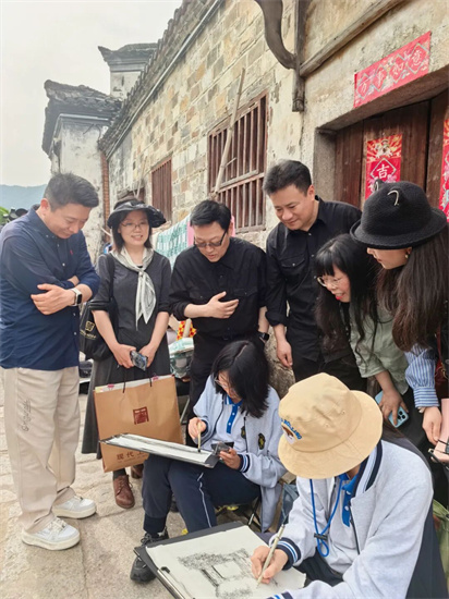 江苏省中国画学会携南京市宁海中学美术班赴皖南查济开展写生活动
