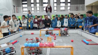 VEX机器人江苏选拔赛南京开赛 300余支队伍点亮青少年科创热情