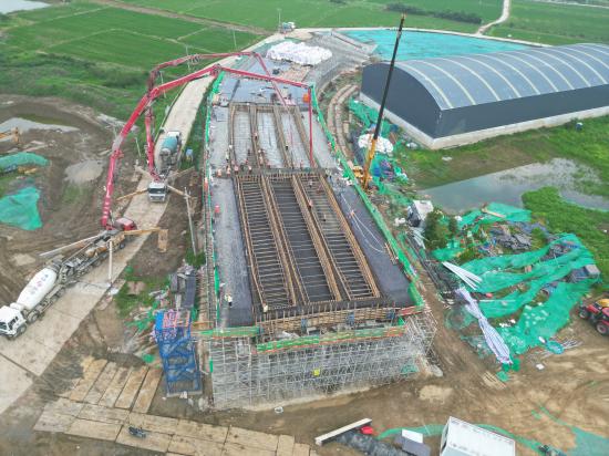 宁盐高速扬州段NY-YZ5标首件现浇箱梁混凝土顺利浇筑_fororder_宁盐高速扬州段NY-YZ5标首件现浇箱梁混凝土浇筑--刘可敬摄 (2)(1)