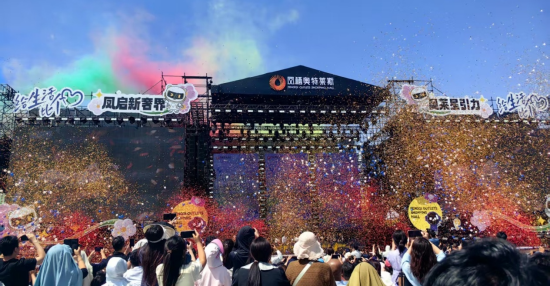 江苏泰兴凤栖奥特莱斯5月1日正式启幕 成龙现身现场_fororder_图片 1