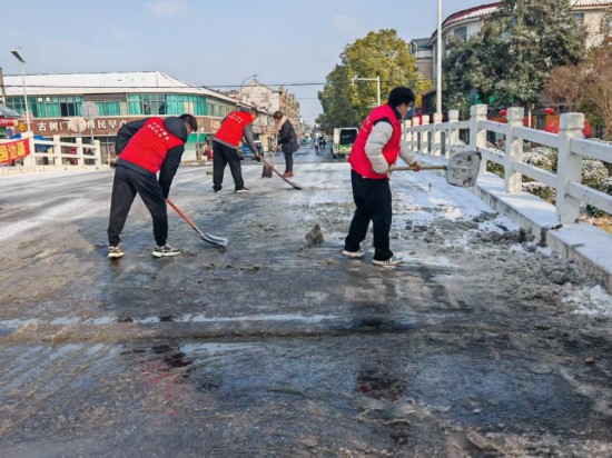 盐城东台五烈镇：风雪中筑起“安全防线” 干群同心保畅通_fororder_图片 1