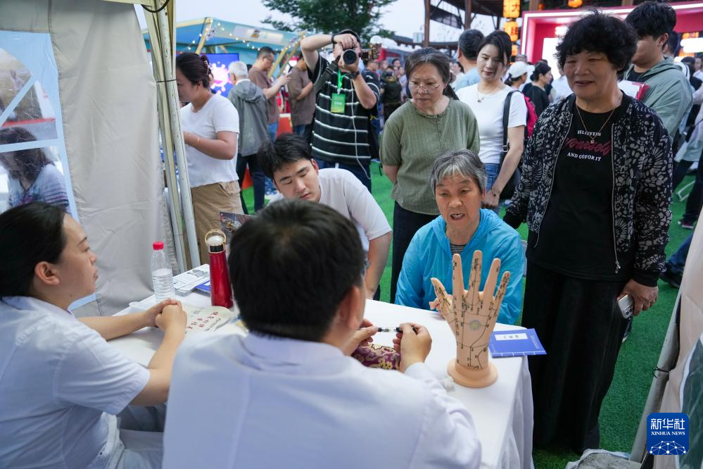 2025年全国“服务消费季”活动在南京启动_fororder_20250604_092721_001