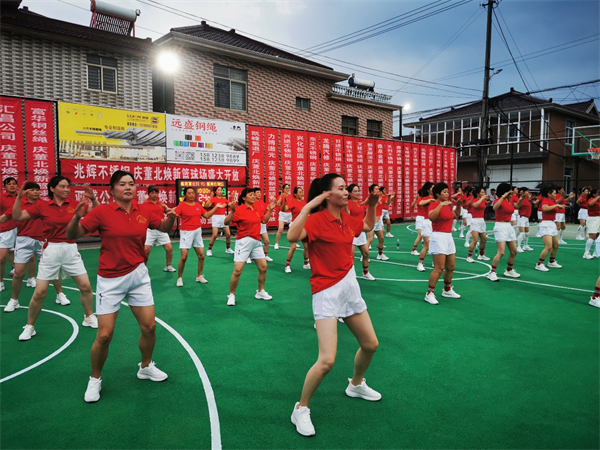 泰州兴化戴南董北村600村民为篮球队员“加油”_fororder_31