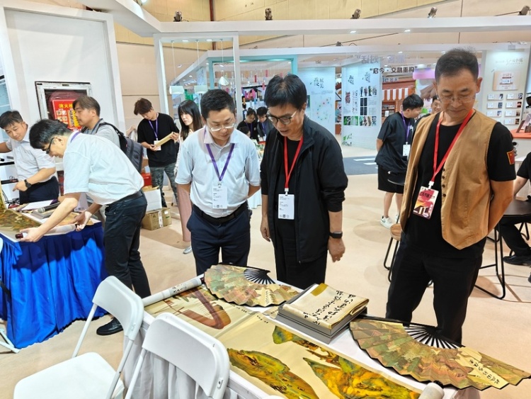 名家与AI携手 《现代苏州繁华图》惊艳江苏书展