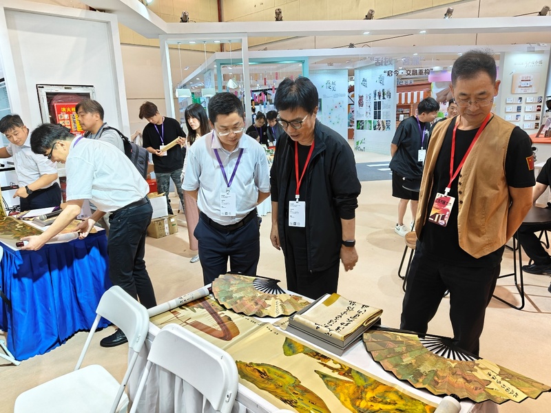 名家与AI携手 《现代苏州繁华图》惊艳江苏书展