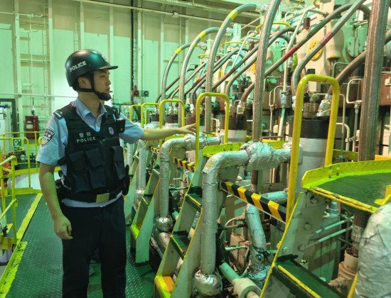 50℃高温机舱执勤！移民管理警察无惧“烤”验_fororder_图片 2