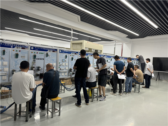南北结对促转型：“输血”变“造血” 技能人才促振兴_fororder_电工实训现场操作1