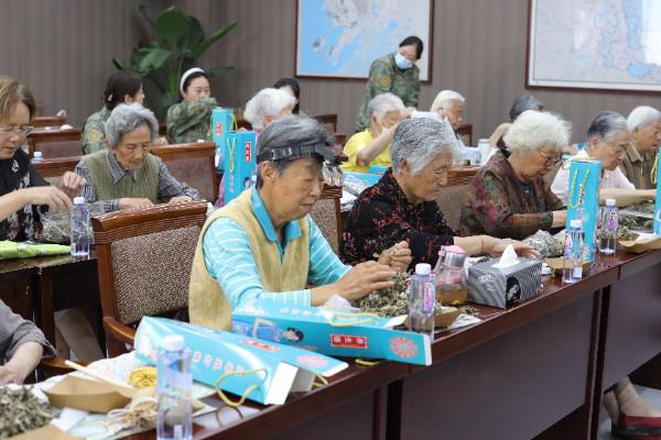 苏州离休三所开展“巧手锤艾祈百福，桑榆共话念党情”主题活动_fororder_34