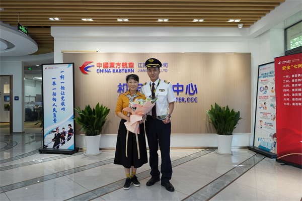 中国民航功勋机长贾玉斌：以平凡之翼筑安全根基_fororder_2