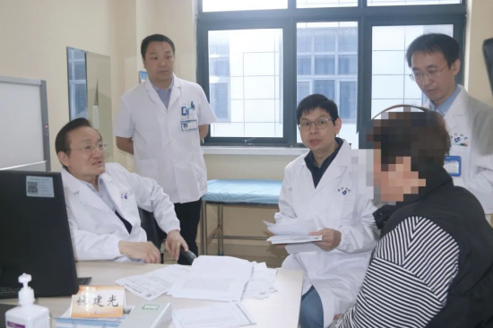 上海市医学专家团公益义诊活动走进泰州四院_fororder_图片 2