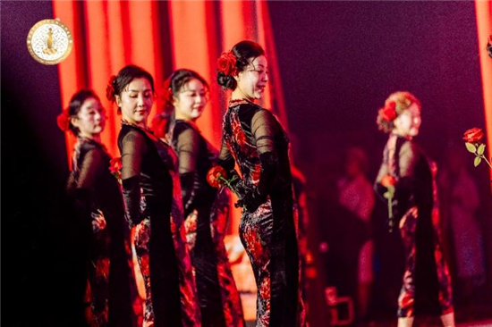 华裳新章从诗里苏醒 全国“旗袍·诗歌春晚”热动金陵_fororder_图片6