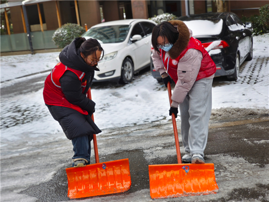 泰州海陵工业园区：党员群众一刻不停 主次干道除雪加速清底_fororder_图片7