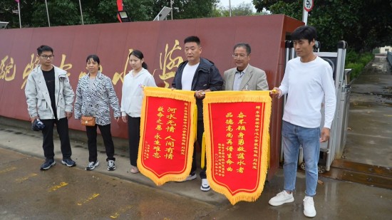 连云港校车司机纵身一跃，救起急流中少女！_fororder_图片 2