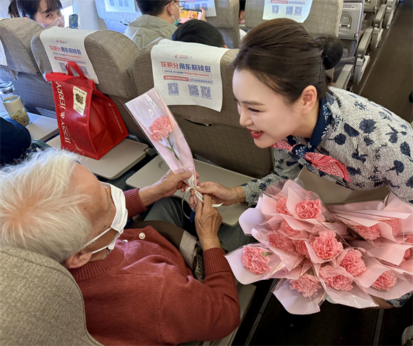 东航江苏公司举行母亲节主题航班活动_fororder_微信图片_20250511155026
