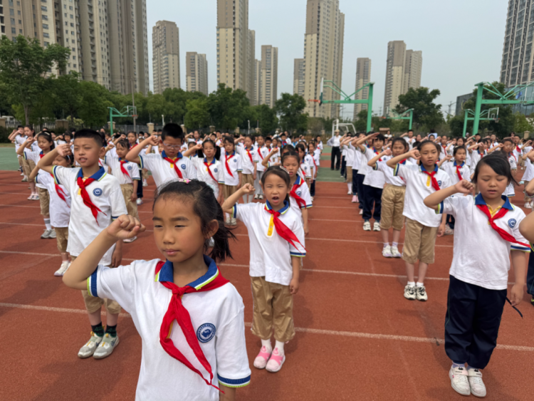 牢记党的教导 争做强国少年 南信大附小举行2025年新队员入队仪式_fororder_640 (1)