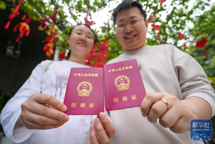 江苏南京：婚姻登记进公园 甜蜜记忆驻心田