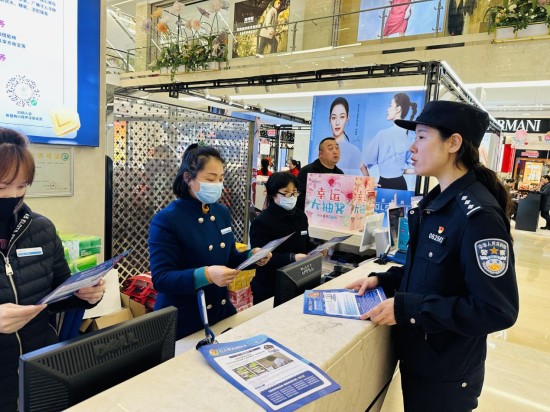 南通崇川区和平桥派出所社区民警深入商场开展反网络谣言专项宣传_fororder_图片 1
