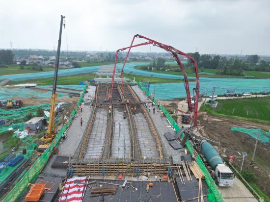 宁盐高速扬州段NY-YZ5标首件现浇箱梁混凝土顺利浇筑_fororder_宁盐高速扬州段NY-YZ5标首件现浇箱梁混凝土浇筑--刘可敬摄 (6)(1)
