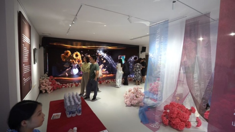 魏沁个展《曼丽红——绮花如梦·沁水凝香》开幕