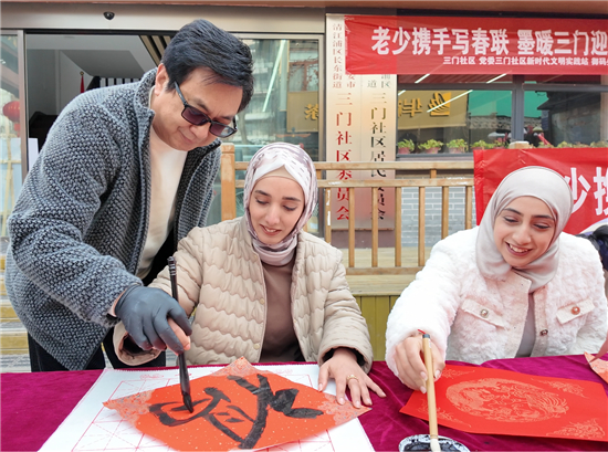 墨香传友谊 共书迎春“福” 淮阴工学院留学生走进社区体验中国年俗_fororder_图片1
