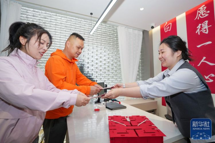 江苏南京：婚姻登记进公园 甜蜜记忆驻心田