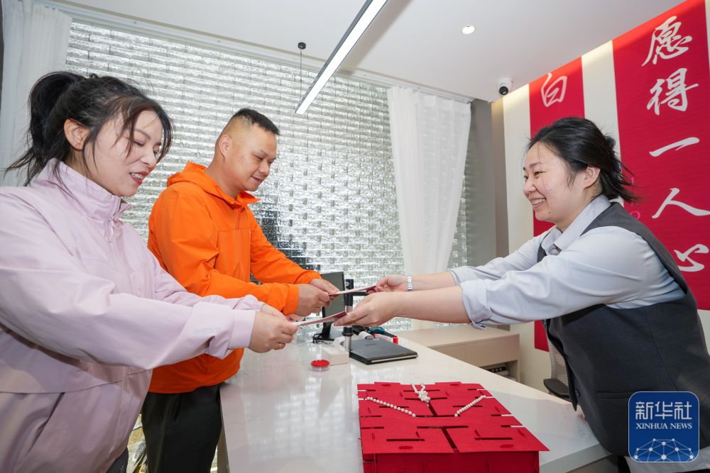 江苏南京：婚姻登记进公园 甜蜜记忆驻心田