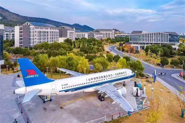 就业率98% “大V进校园 ‘镜’说省交院”走进江苏省交通技师学院_fororder_微信图片_20250530151732