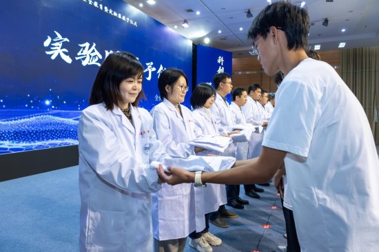 南通大学化学化工学院举行2025级新生安全教育暨实验服授予仪式_fororder_图片 1