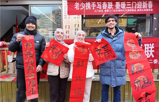 墨香传友谊 共书迎春“福” 淮阴工学院留学生走进社区体验中国年俗_fororder_图片2