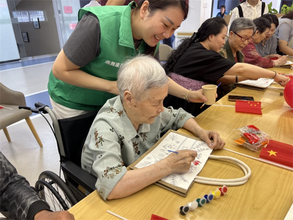 盐城亭湖：双节同庆 陪伴长者共度温馨时光_fororder_48