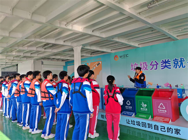 金陵中学南京仙林分校新团员代表走进长航沿江所开展实践教育_fororder_5