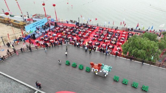 淮安洪泽：千人畅游洪泽湖 古堰蟹香飘千里_fororder_图片 1