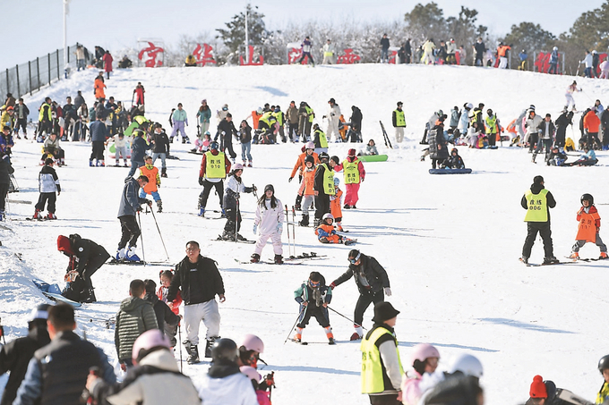 句容宝华山滑雪场开门迎客_fororder_4c636f8c-13c0-4d45-a285-7b28b51af2e4