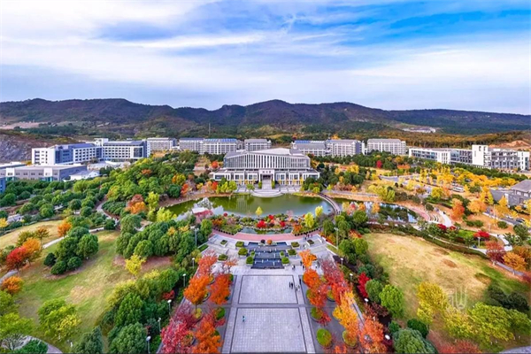 就业率98% “大V进校园 ‘镜’说省交院”走进江苏省交通技师学院_fororder_微信图片_20250530151727