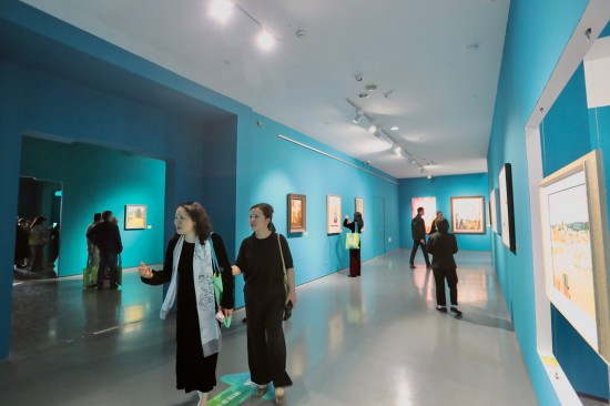 “江南如画”—中国油画作品展（2025）在苏州美术馆开幕_fororder_市民观展3