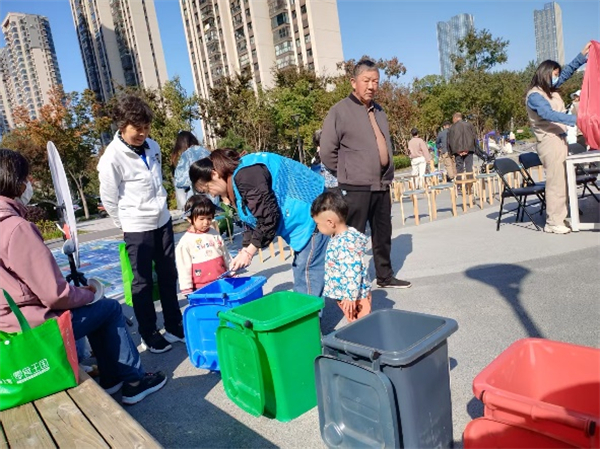 寓教于乐 南京市建邺区双闸街道举行“粽情分类 乐享绿动”活动_fororder_16