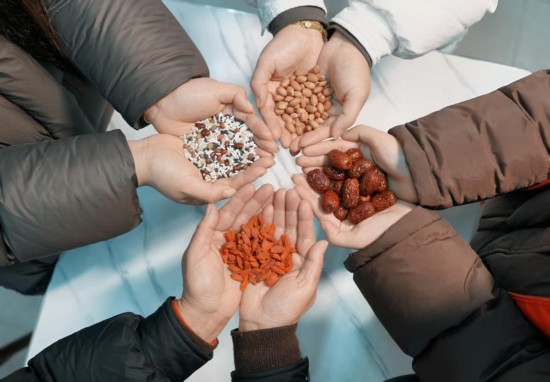 泰州姜堰张甸镇：五谷纳福粥 睦邻迎新春_fororder_图片 2