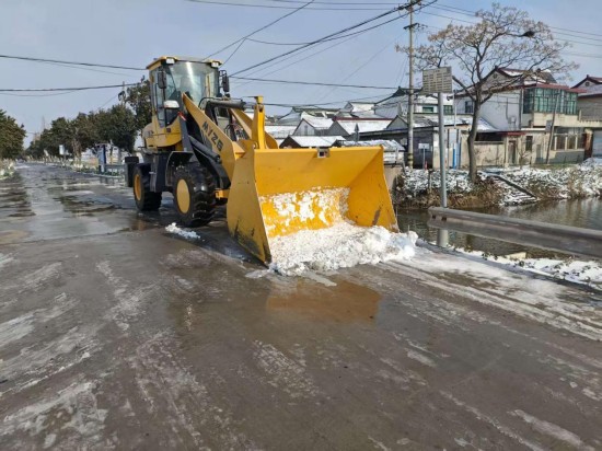 盐城东台五烈镇：风雪中筑起“安全防线” 干群同心保畅通_fororder_图片 2