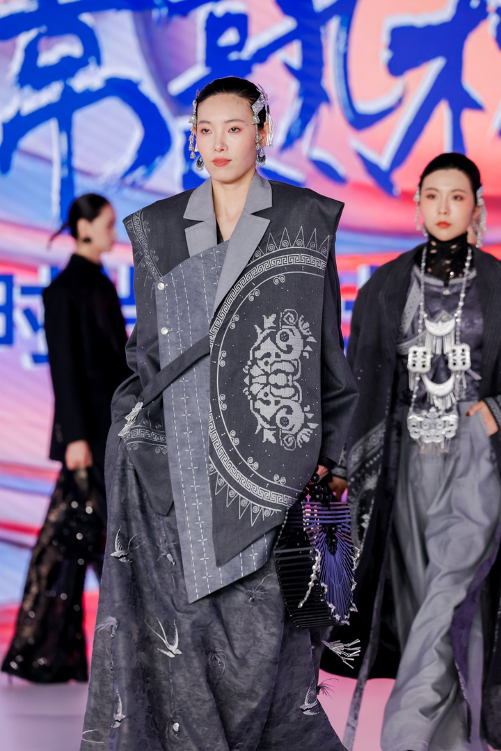 两大秀场同日竞艳 助推“时尚常熟”品牌再出圈_fororder_20251015_165011_008