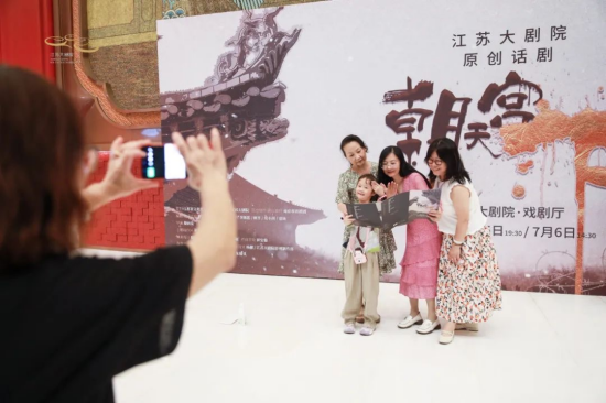 致敬文明守护者 话剧《朝天宫下》复排首演再现故宫文物南迁峥嵘岁月_fororder_图片 3