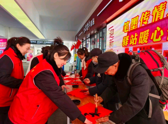 笔墨传情践初心 志愿服务暖人心 连汽“雷锋车”组送春联迎新春_fororder_IMG_1891
