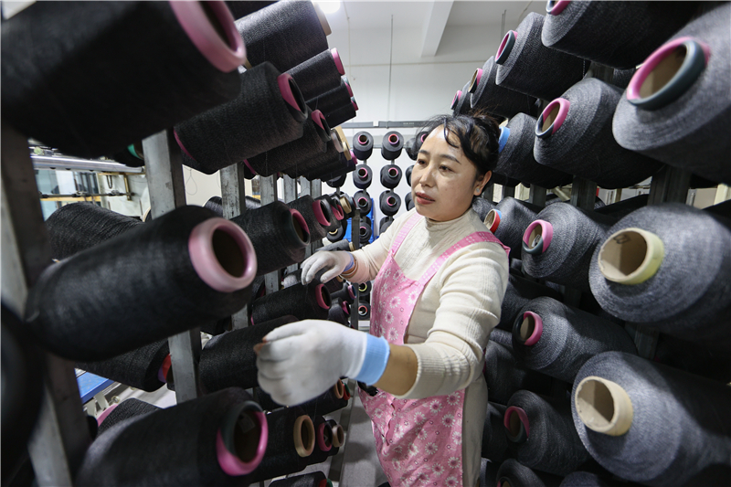 江苏连云港：赶制出口订单产品_fororder_20251104_092512_000