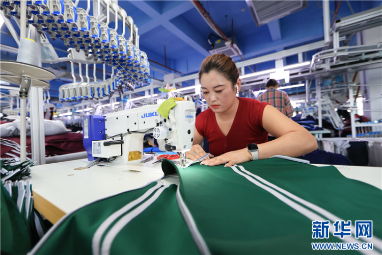 江苏连云港：外贸订单足 企业产销旺_fororder_20250926_095451_005