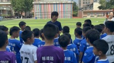 一场始于“告白”的相遇 “苏超”球员为小粉丝过“六一”