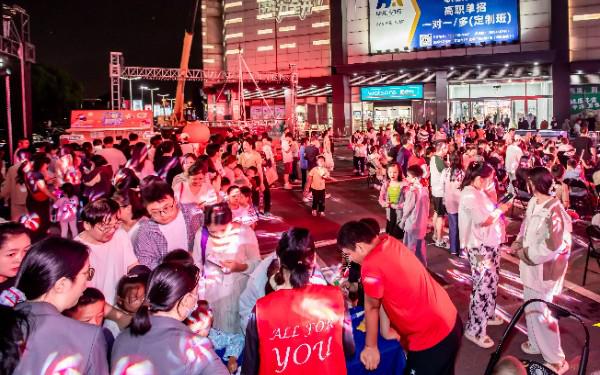 烟花、街舞、巨型蛋糕！这场生日盛宴令人惊艳